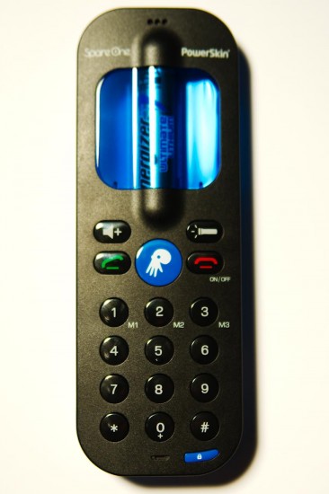 SpareOne Phone Frontansicht - Notfallknopf ist vom Kooperationspartner flexibel belegbar