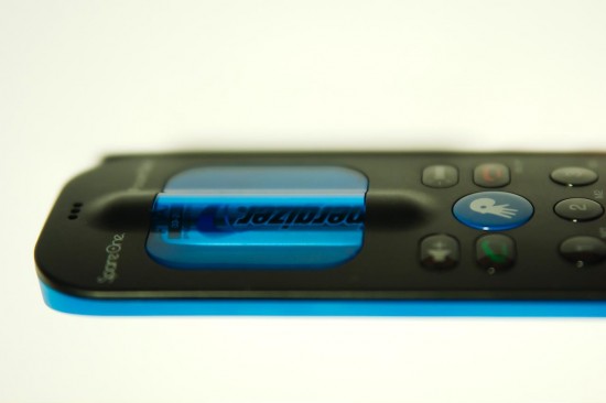 SpareOne Phone Seitenansicht: Die Batterie ist der optische Dreh- und Angelpunkt